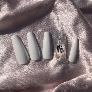 GEL- white flower press on nails